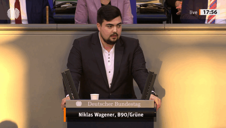 Niklas hält seine erste Rede als Bundestagsabgeordneter im Plenum